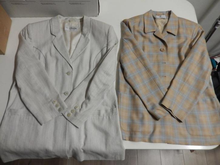 2 DAMES BLAZERS LICHT BEIGE & LICHTBRUIN GERUIT, Kleding | Dames, Jasjes, Kostuums en Pakken, Zo goed als nieuw, Jasje, Beige