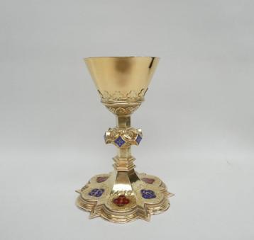 Neogotische vergulde kelk met émail versiering beschikbaar voor biedingen