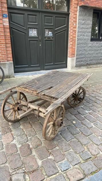 Chariot de ferme plat vieux d'environ 200 ans. disponible aux enchères