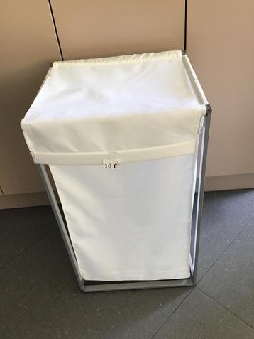 diverse wasmanden en kleine vuilbakjes beschikbaar voor biedingen