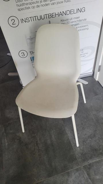 2x witte stoelen. 