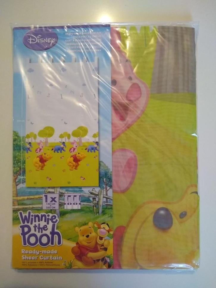 NIEUW Disney kant en klaar gordijn Winnie the Pooh 140x250cm, Huis en Inrichting, Stoffering | Gordijnen en Lamellen, Nieuw, 200 cm of meer
