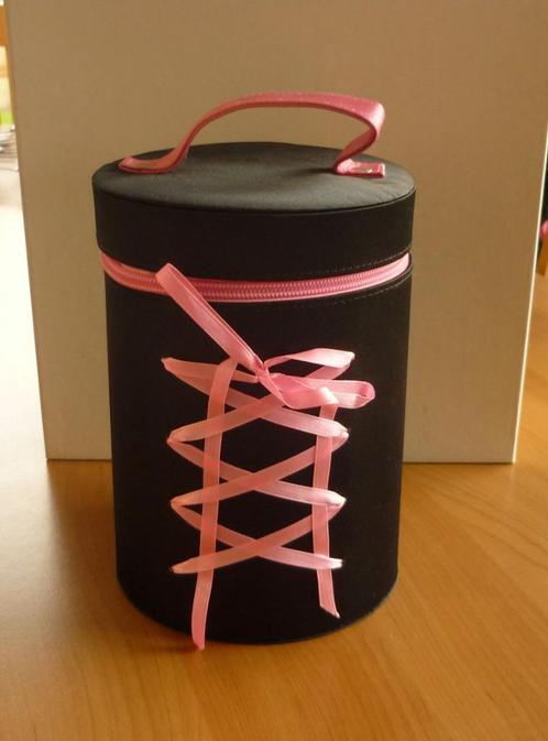 Zwarte satijnen koker beautycase juwelendoos met roze satijn, Bijoux, Sacs & Beauté, Boîtes de maquillage & Beauty case, Enlèvement ou Envoi