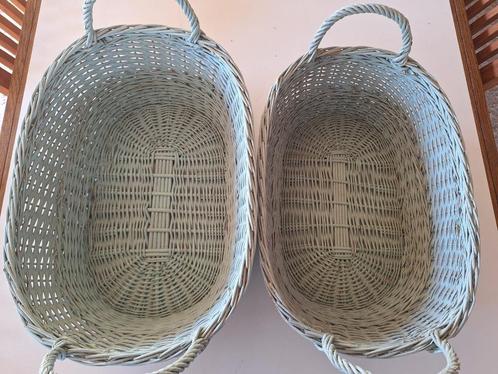 2 Licht blauwe rieten manden NIEUWE prijs!!!, Huis en Inrichting, Woonaccessoires | Schalen en Manden, Mand, Ophalen