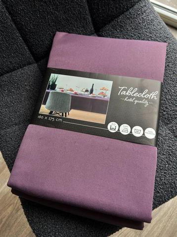 Nieuw groot tafellaken beschikbaar voor biedingen