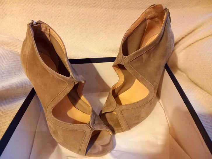 Pumps open Nubuck Kaki 39 'Les Autres" Italy, Kleding | Dames, Schoenen, Zo goed als nieuw, Pumps, Groen, Ophalen of Verzenden