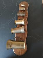 Antieke koperen bekers op houten plank, Muziek en Instrumenten, Ophalen