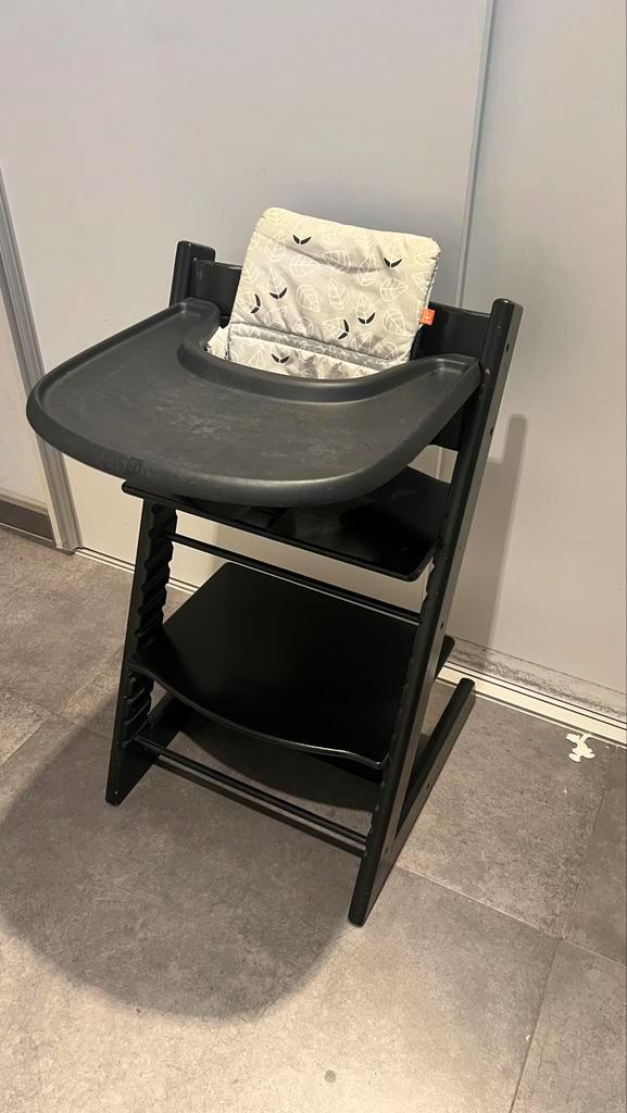 Stokke Tripp Trapp zwart, Kinderen en Baby's, Kinderstoelen, Zo goed als nieuw, Meegroeistoel, Afneembaar eetblad, Stoelverkleiner