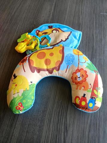 babykussen met speeltjes beschikbaar voor biedingen