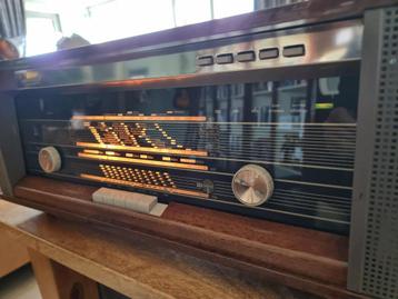 antieke radio beschikbaar voor biedingen