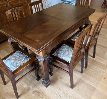 Uitschuifbare antieke Art Nouveau tafel met 8 stoelen beschikbaar voor biedingen