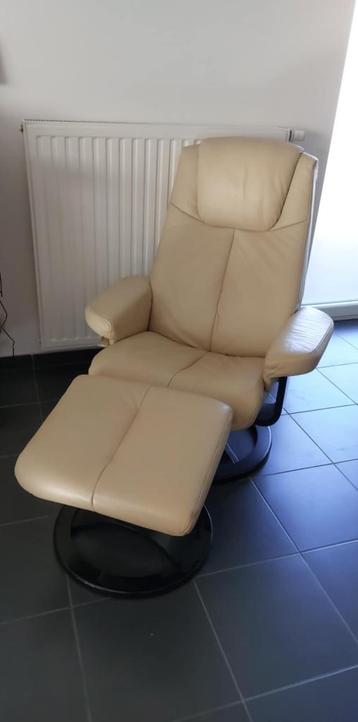 Fauteuil + repose pieds en cuir beschikbaar voor biedingen