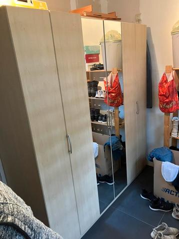 Kledingkast beschikbaar voor biedingen