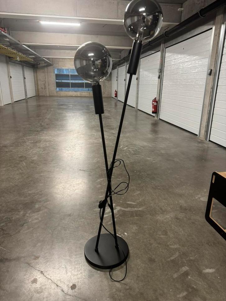Design vloerlamp met 2 glazen bollen – zwart (modern), Huis en Inrichting, Lampen | Vloerlampen, Ophalen