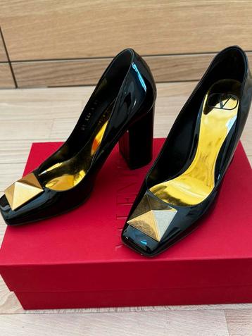 Valentino Garavani pumps One stud, Ophalen of Verzenden, Zo goed als nieuw, Pumps