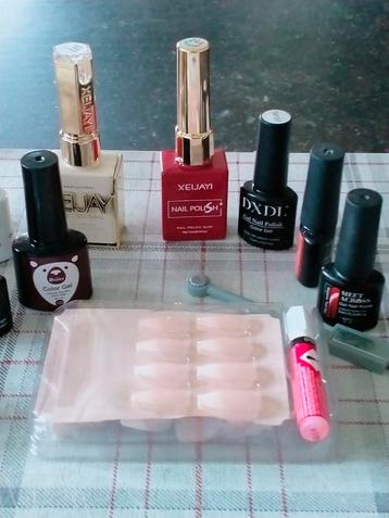 Gratis volle doos met make-up en gellakjes beschikbaar voor biedingen
