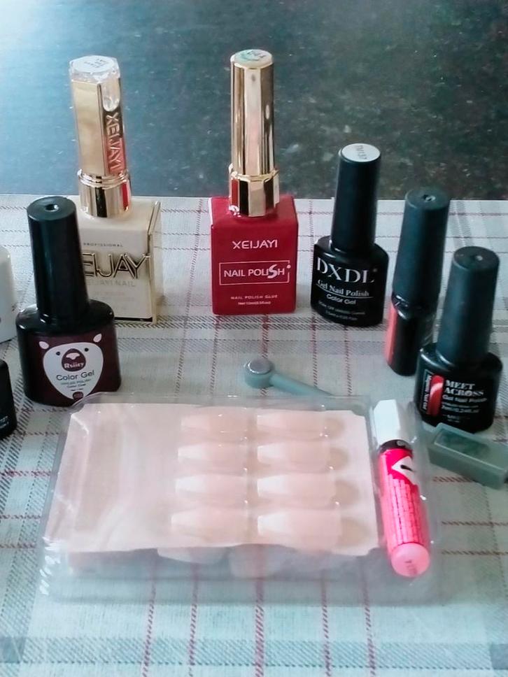 Gratis volle doos met make-up en gellakjes, Handtassen en Accessoires, Uiterlijk | Cosmetica en Make-up, Zo goed als nieuw, Make-up