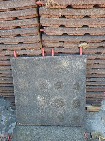 Rubberen tegels 50x50x4.5 cm staltegels stalmatten speeltuin beschikbaar voor biedingen