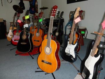 klassieke 4/4 gitaar GOMEZ in nieuwe staat beschikbaar voor biedingen