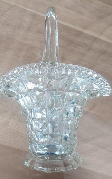 Mand van glas of kristal  beschikbaar voor biedingen