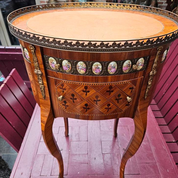 Table d'appoint Louis XVI
Il s'agit d'un style Louis XVI, Antiquités & Art, Antiquités | Meubles | Tables, Enlèvement ou Envoi