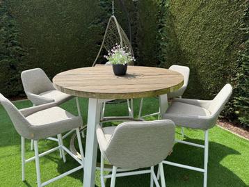 Ronde buiten barset met 6 barstoelen met rugleuning beschikbaar voor biedingen