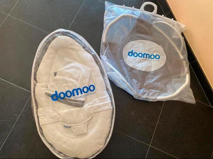 Doomoo seat and swing, Kinderen en Baby's, Wipstoeltjes, Zo goed als nieuw, Schommelstoel, Overige merken, Met gordel(s) of riempje(s)