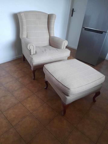 Fauteuil met poef