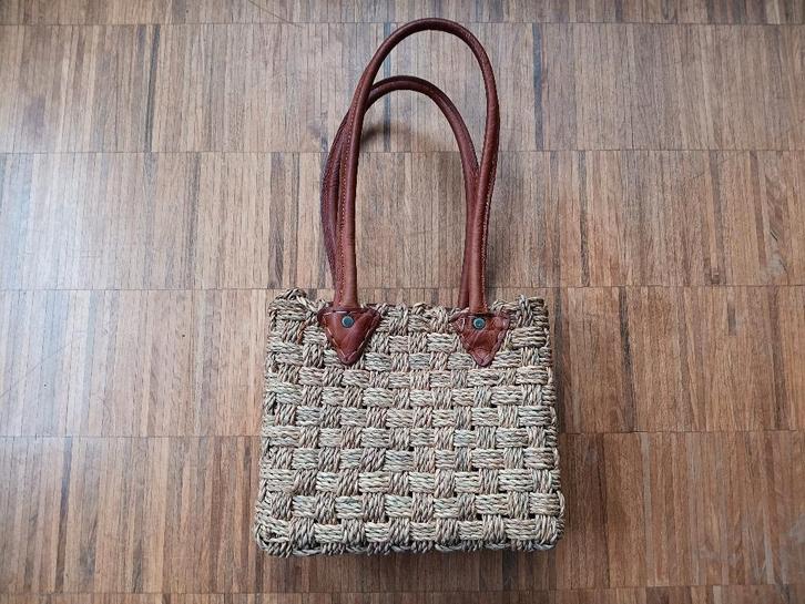 Leuk rieten handtasje met leder afgewerkt, Bijoux, Sacs & Beauté, Sacs | Sacs Femme, Utilisé, Sac à main, Autres couleurs, Enlèvement ou Envoi