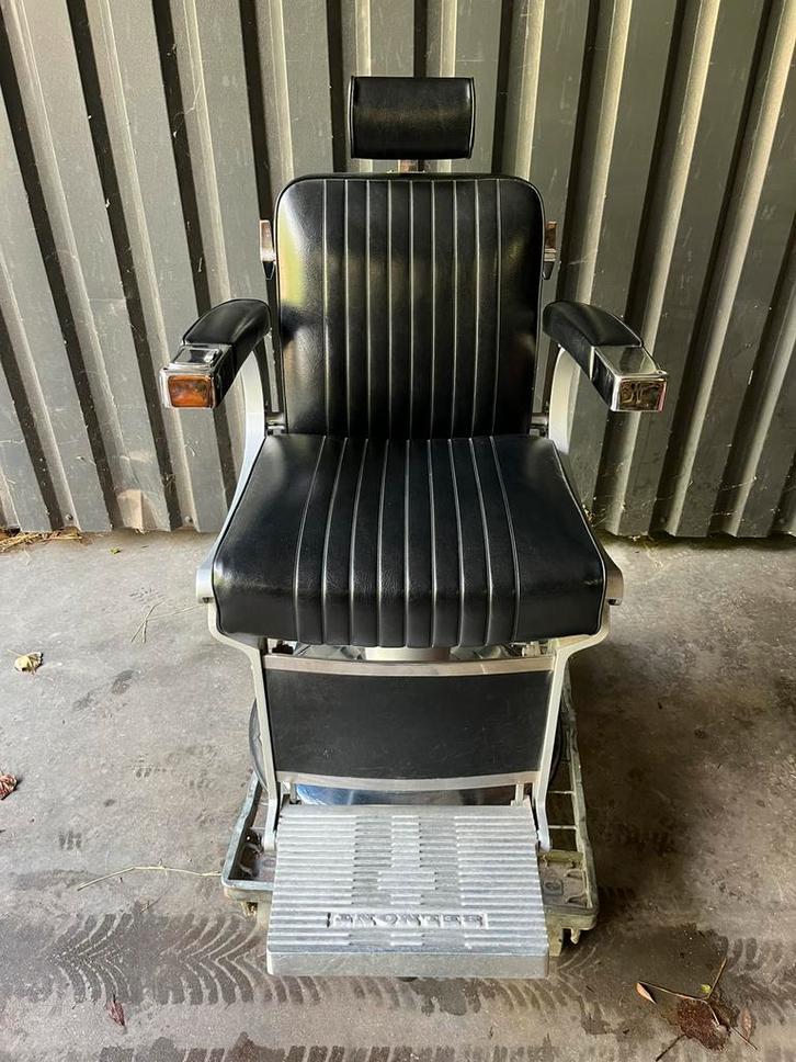 1 Takara Belmont kappersstoel in prima staat. NEDERLAND, Antiek en Kunst, Antiek | Meubels | Stoelen en Sofa's, Ophalen