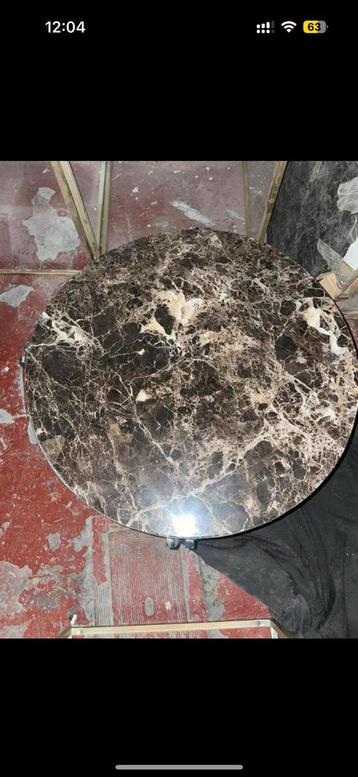 Table basse en fer forgé et marbre beschikbaar voor biedingen