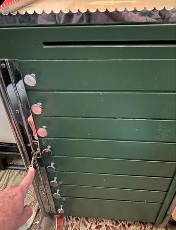 2 metalen kasten uit 1970 (8 kluisjes), met sleutel, 40€/st beschikbaar voor biedingen