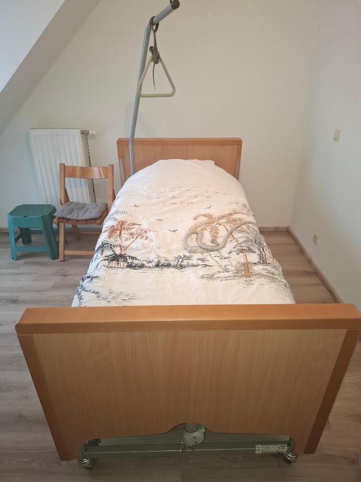 Hooglaagbed Thuiszorgbed seniorenbed in goede staat, Diversen, Verpleegmiddelen, Zo goed als nieuw, Ophalen