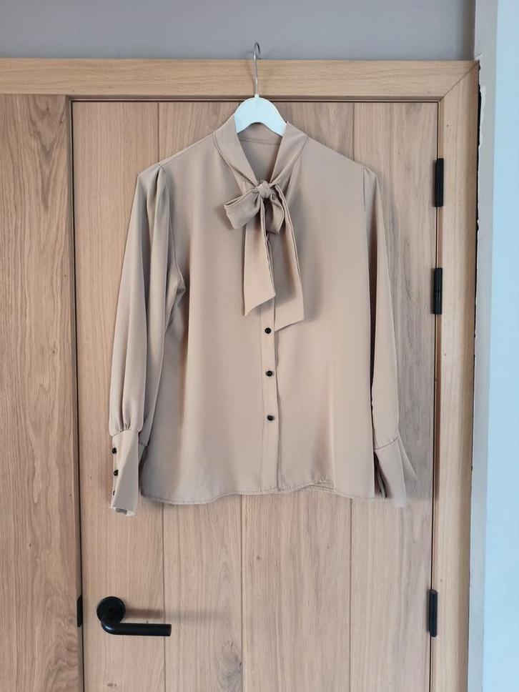 Beige dames blouse mt 1 ongeveer 36/38, Kleding | Dames, Blouses en Tunieken, Zo goed als nieuw, Maat 38/40 (M), Beige, Ophalen of Verzenden