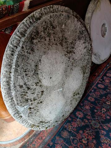 2 tuintafels rond beton + 2 bankjes. beschikbaar voor biedingen
