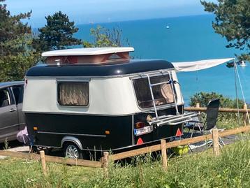 Belle caravane ancienne pour deux personnes à louer. 