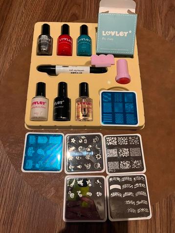 Set nagellaks met stempel en embleems beschikbaar voor biedingen