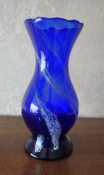 Een blauwe glazen vaas, Comme neuf, Bleu, Moins de 50 cm, Enlèvement ou Envoi