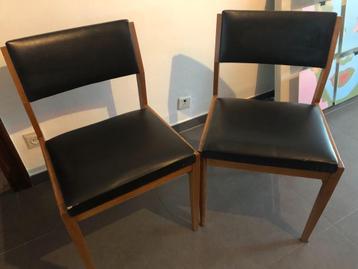 2 chaises vintage simili cuir année 50-60-70 ?