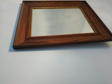 Miroir en bois disponible aux enchères