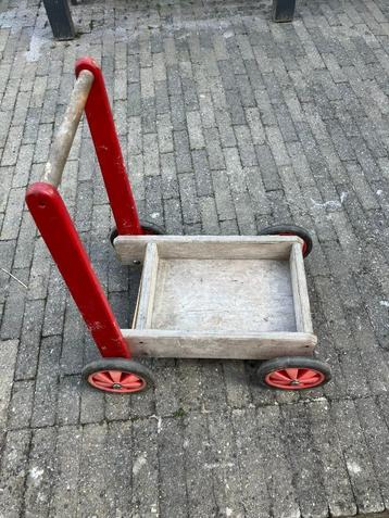 Houten loopkarretje beschikbaar voor biedingen