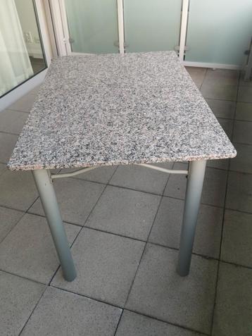 Keuken- of terrastafel beschikbaar voor biedingen