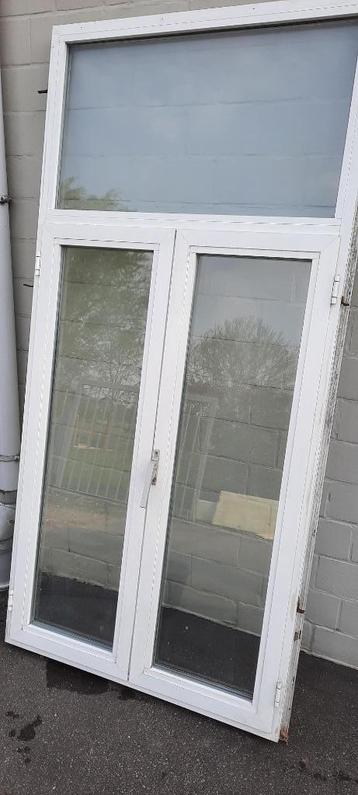 2 stuks aluminium ramen met opendraaiende raamvleugels