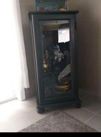 Zwarte vitrinekast, Ophalen