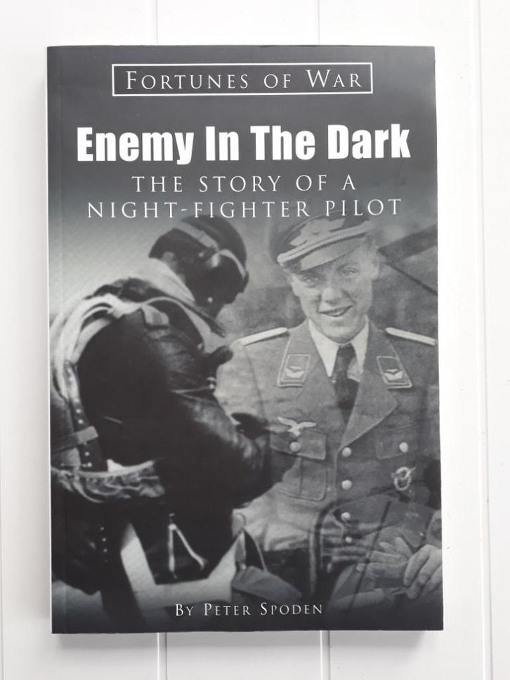 Enemy In The Dark: Het verhaal van een Luftwaffe Night-Fight, Boeken, Oorlog en Militair, Gelezen, Tweede Wereldoorlog, Ophalen of Verzenden