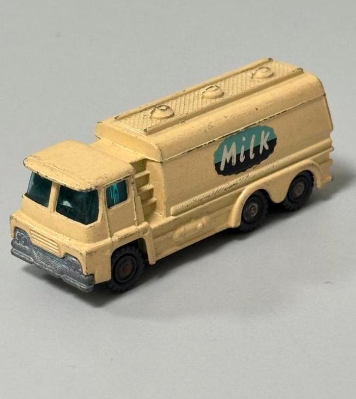 Camion-citerne à lait vintage HUSKY 1:64 1960, moulé, Hobby & Loisirs créatifs, Voitures miniatures | Échelles Autre, Comme neuf