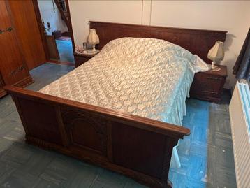 Slaapkamer met kasten en nachtkasten beschikbaar voor biedingen