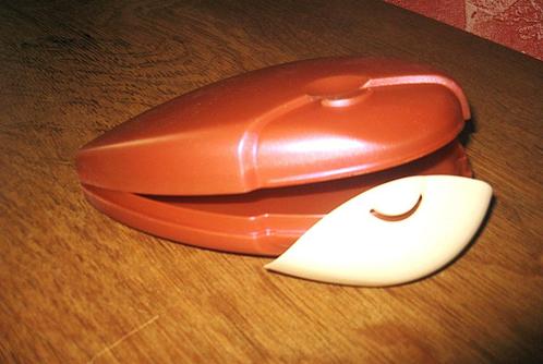 Tupperware: kleine doos met een originele vorm, Huis en Inrichting, Keuken | Tupperware, Nieuw, Bus of Trommel, Bruin, Ophalen of Verzenden