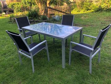 Table de jardin et 4 chaises