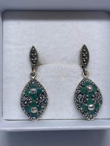 Zilveren oorbellen met smaragd